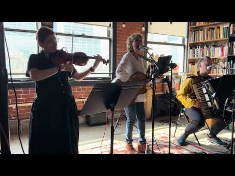 Cindy Paley sings Arum dem Fayer