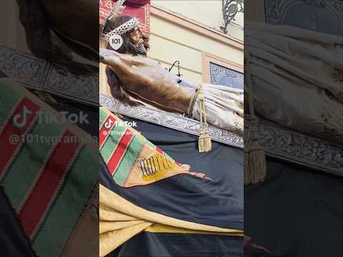 El fugaz cruce del Cristo de San Agustín con el Nazareno de las Angustias. 🎥101tvgranada