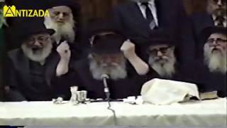 הרבי מליובאוויטש מעודד שירת שיבנה בית המקדש - התמונה מוצגת ישירות מתוך אתר האינטרנט יוטיוב. זכויות היוצרים בתמונה שייכות ליוצרה. קישור קרדיט למקור התוכן נמצא בתוך דף הסרטון