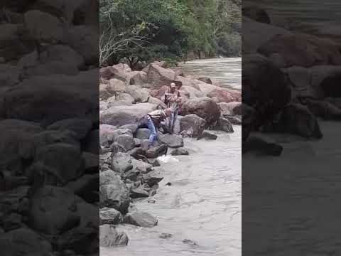pescando en el rio puerto Valdivia Antioquia