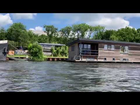Gespot door patrijspoort vanuit woonschip Robbedoes Amersfoort - spotplek boot boten schepen spotter
