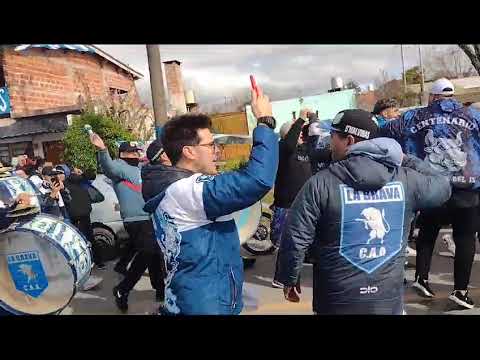 "Barrios unidos junto a la Brava llegando a la previa para después salir en caravana," Barra: La Brava • Club: Alvarado • País: Argentina