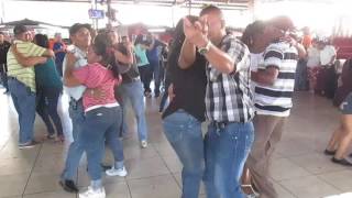 Sampedranos bailan : Esta Noche, en la Plaza Típica de San Pedro Sula, el 1 de enero del 2017.