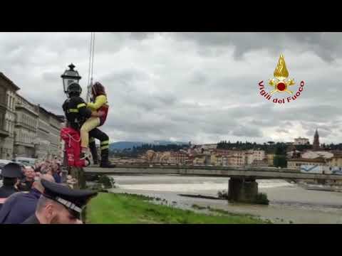 SALVATAGGIO SUL LUNGARNO VESPUCCI A FIRENZE