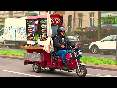 Türkische gegrillte Sandwiches auf einem Moped |  Street Food Berlin Germany