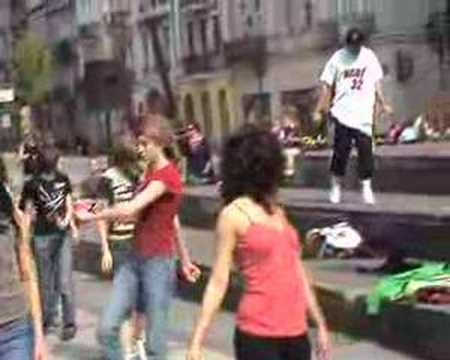 Lekcja tańca Hip Hop przed kaliskim ratuszem