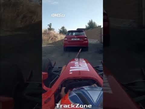 Řidič formule ukázal, jak ho policie dopadla. Stěžuje si, že neprávem