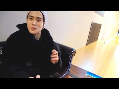 jaehyun eating while looking at the camera and saying bye cutely