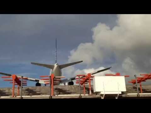 Air NZ 767 landing in Rarotonga from sea wall