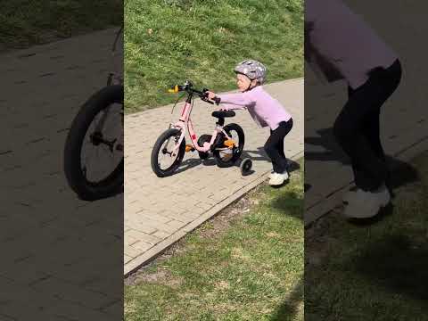 Учим с сыном маленького Лизка ездить на велосипеде