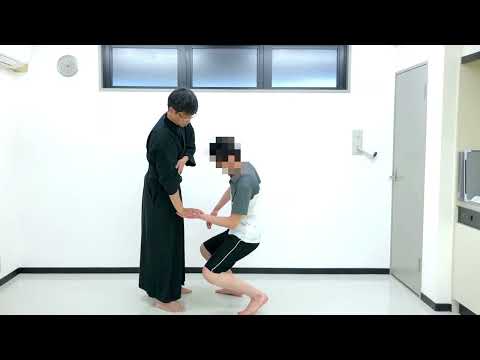 踏ん張って立っている人を真下に崩す　合気を使った崩し