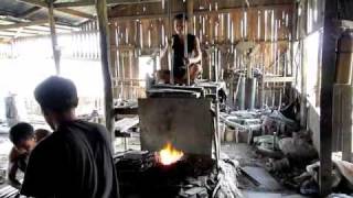 preview picture of video 'Iron smiths at Inle Lake, Myanmar'