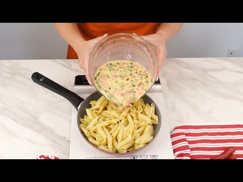 Zalej makaron jajkami i upiecz na patelni