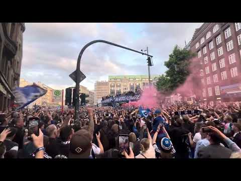 „Wir sind der HSV“: Ekstase am Gänsemarkt bei Aufstiegsparty