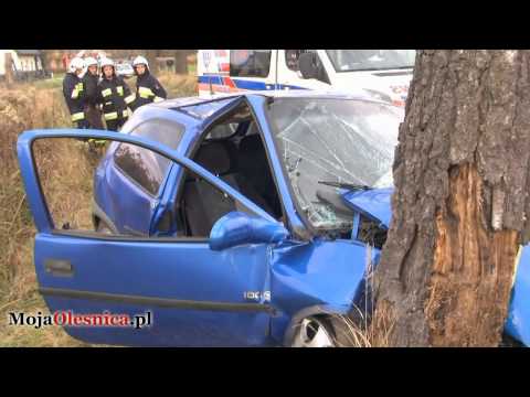 10.11.2012 Krzeczyn - pijany kierowca opla wjechał w drzewo