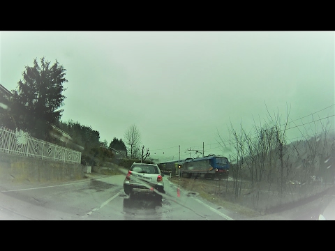 Passaggio a livello Prasco (AL) sotto nevischio e pioggia, treno in transito # railroad crossing