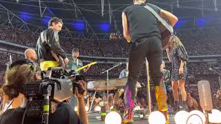 Coldplay - Torn (cover feat. Natalie Imbruglia &amp; Jacob Collier), live at Wembley 16.08.2022