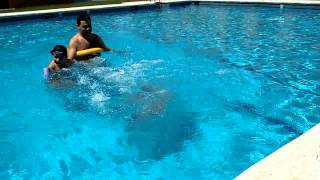 Primer baño en la piscina de casa