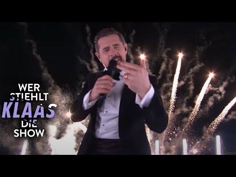 Parachuting into the studio | Klaas goes completely overboard with a sensational opening