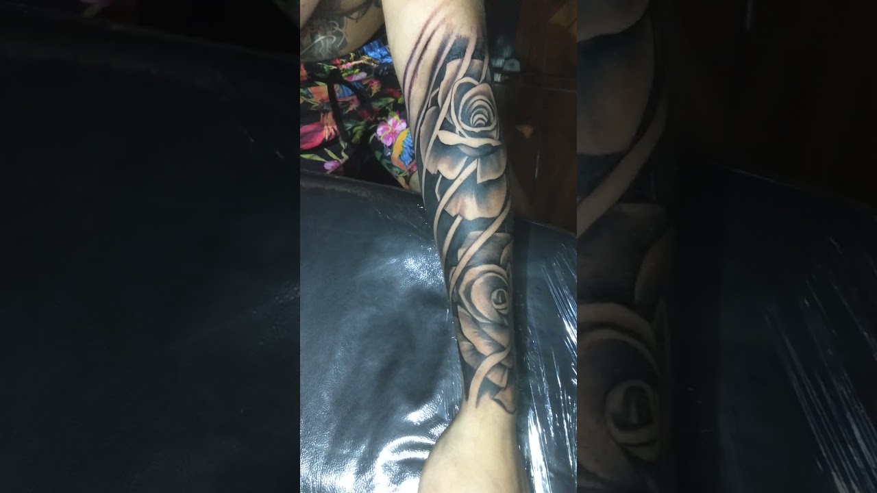 tattoo de rosas no braço masculino para te inspirar