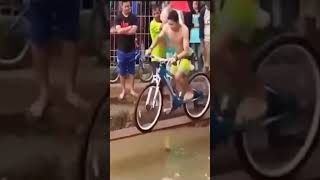 Download lagu Lomba Naik Sepeda di Atas Air Lucu Bikin Ngakak #shorts mp3