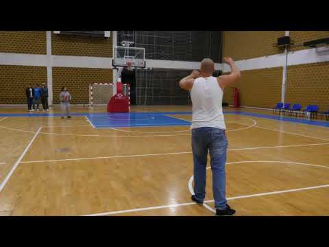 Miloš Milaković ubacuje koš sa pola terena