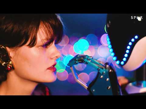 インタビュー: セックスロボットはどのように常套句や固定概念を再現するのか