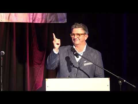 Laudator Hans Sigl (Der Bergdoktor) bei der Verleihung Sigi Sommer Taler 2024 an Monika Baumgartner