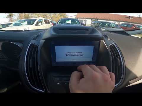 Wie stelle ich Datum und Uhrzeit im Ford C-MAX II (2010–2019) manuell ein?