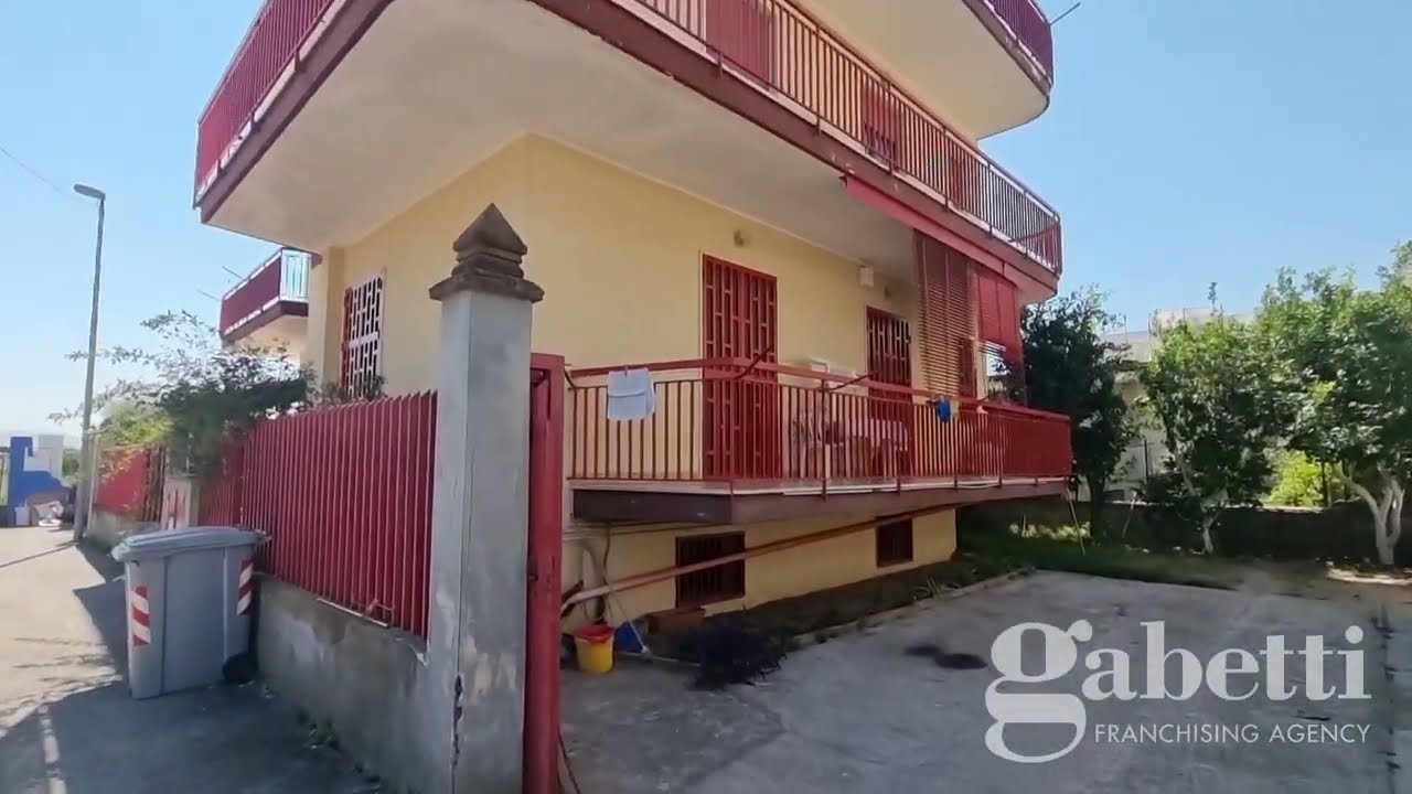 POMIGLIANO D'ARCO : INTERO STABILE COMPOSTO DA TRE UNITA ABITATIVE + BOX AUTO