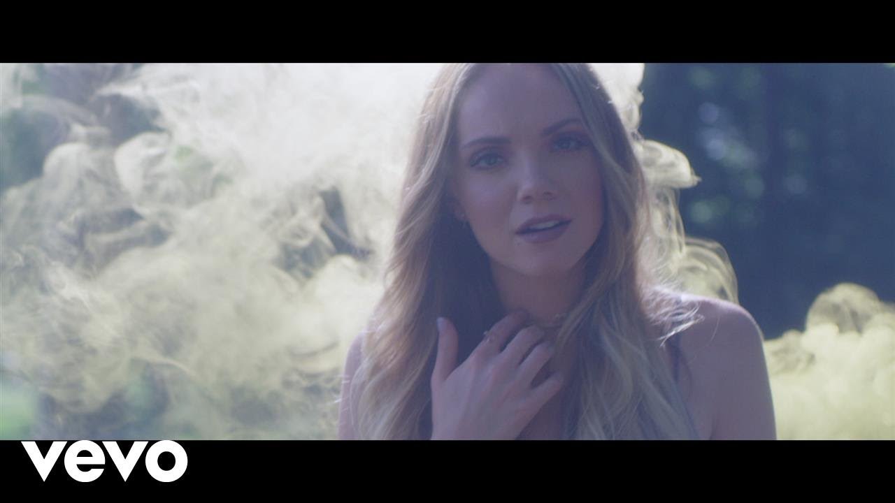 Danielle Bradbery — Hello Summer