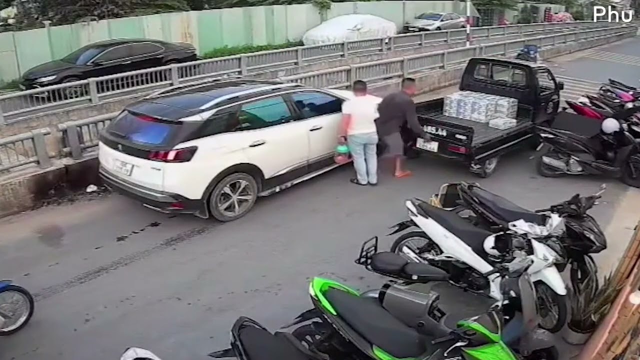 Man Lifts Truck to Unblock Traffic || ViralHog