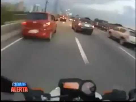 ‪Un motard brésilien roule à fond dans les embouteillages Vidé   ‬