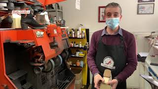 Il calzolaio, ecco cosa ripara davanti ai nostri occhi