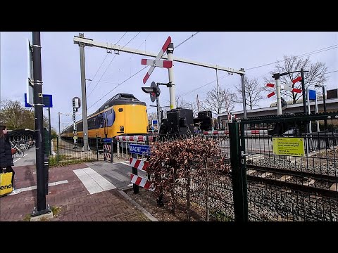 7 cars of ICMm fly through the pedestrian crossing at Wijchen - Fly-by-