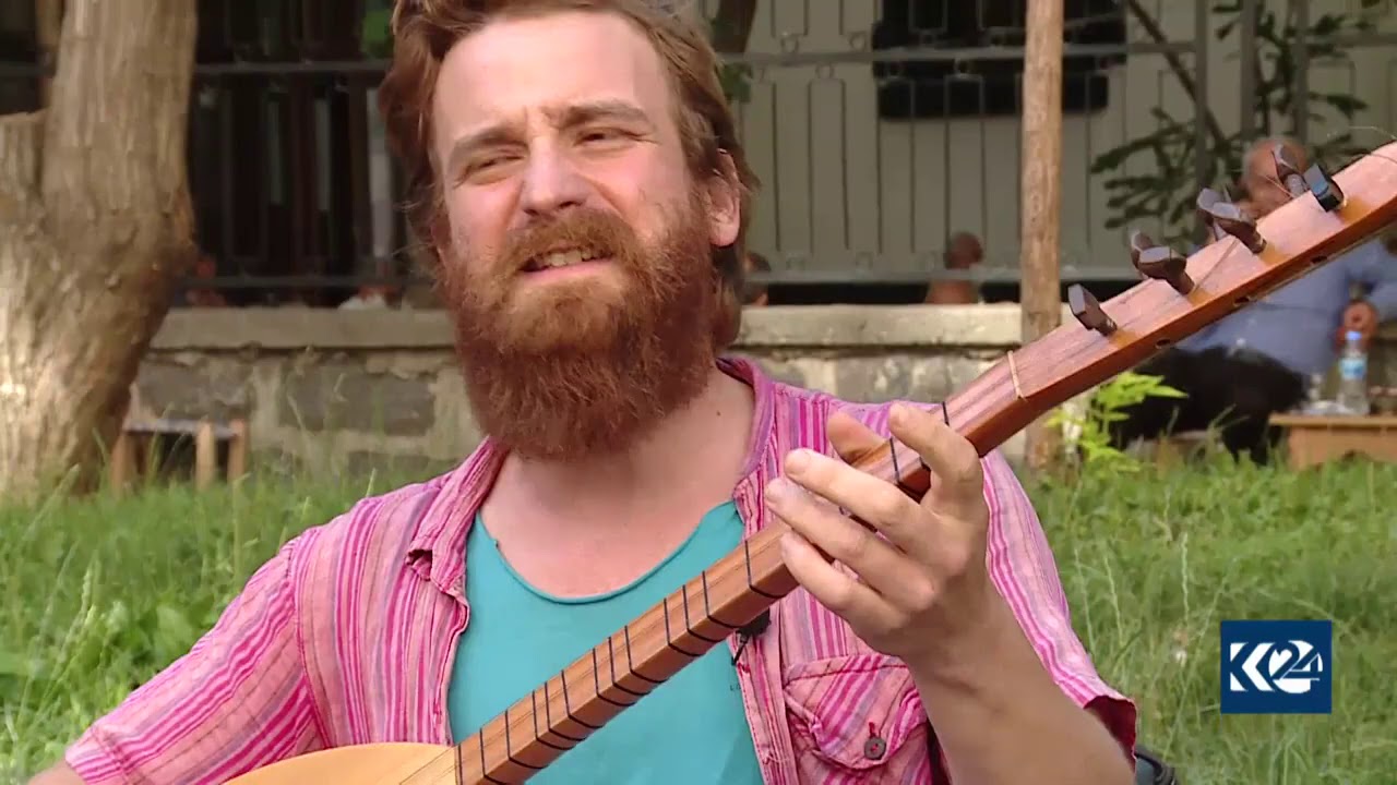 Amerikalı turist, dünyayı gezerek Kürtçe şarkılar seslendiriyor