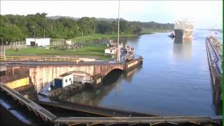 preview picture of video 'Island Princess going thru the Gatun locks of the Panama Canal'