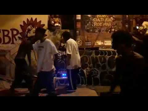 Poetas do Vagão ao vivo cantando P.A.S na Favela da Rocinha!
