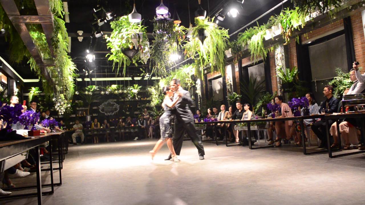 Frank Obregon y Jenny Gil bailan Ilusión Azul en Beijing - China