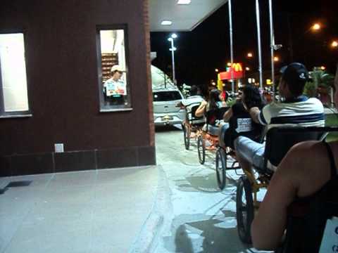 Barrados no drive thru mcdonalds em Peruibe