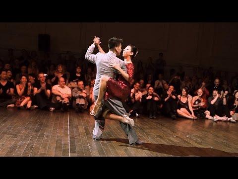  Roxana Suarez  and  Sebastian Achaval  are  dancing  to  the  tango  "  Paciencia  "  by  Juan D'Arienzo  at  Brussels Tango Festival  in  2015