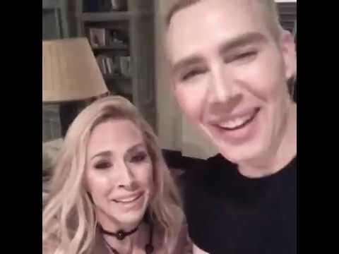 Sheryl Crow & Kristofer Buckle trying to sing holiday songs (30 Nov 2016)