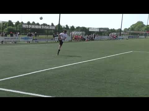 14 mei 22 JSV Nieuwegein 1 - VV De Meern 1 com 0-7 Keeper JSV tikt kopbal Ruben over (niet op film)