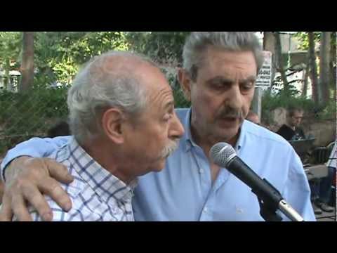 Vals Tu Pálida Voz cantado a dúo en la calle como protesta Vecinal