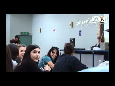 A lezione risponde al telefono e disturba tutta la classe, stupendo! - ScuolaZoo.com