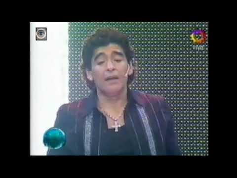 la mano de dios cantada por Diego Armando Maradona en el final de su programa la noche del 10