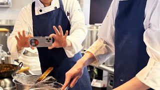 炒飯を作る人と撮る人。"The person cooking fried rice and the person capturing it on camera."