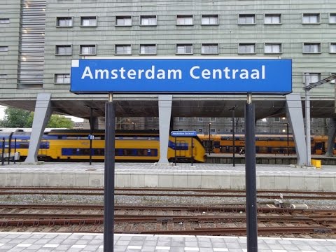 Treinen op Station Amsterdam Centraal - 17 januari 2015