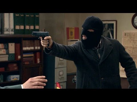 Amar C758 - Eladio lleva a cabo el robo en el cuartel