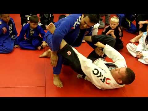 Jiu Jitsu Techniques - Passing The Spider Guard